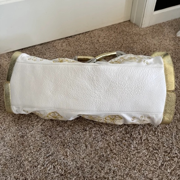 NWT Flora Bella White with Gold Floral Embroidered Oblong Leather Purse - Picture 10 of 12